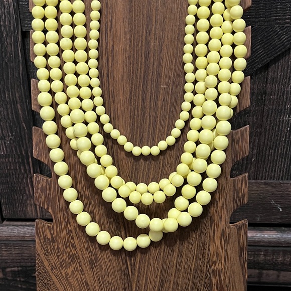 3/$18 Yellow Beaded Necklace by Lisa E Lot 733 - Picture 3 of 8